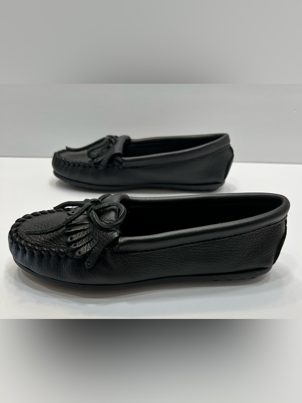Minnetonka-Kilty-Black Leather Moccasin Slip-Ons with Bow-Women’s Size 5